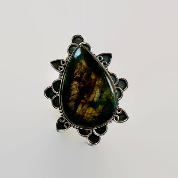 Labradorite Ring, Sterling Silver,Large Stone, Big Statement, Size 7 3/4 - Picture 5 of 6